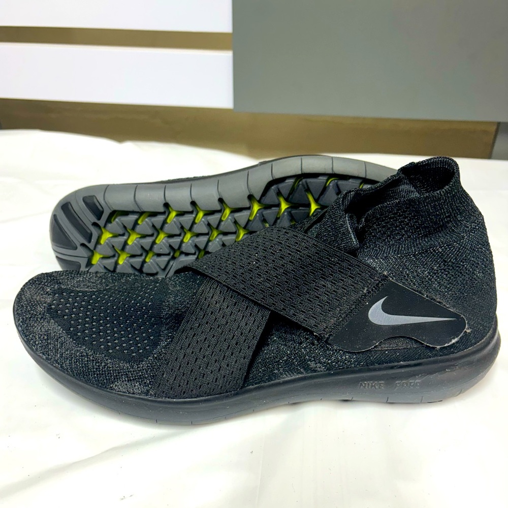 Men’s Shoes - Nike FreeRun Motion Flyknit 2017 (very light use,no Velcro issues)